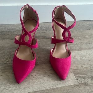 Pink sued pumps